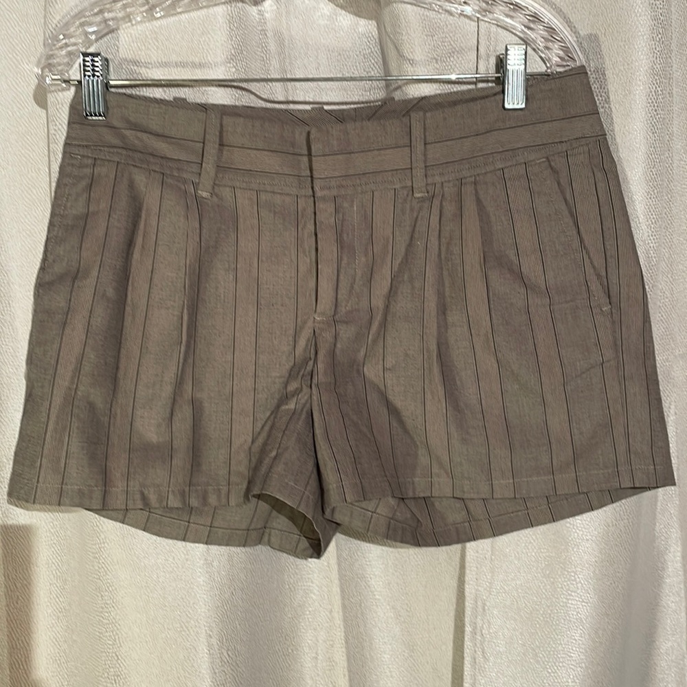 Vintage Banana Republic 4” inseam pleated shorts